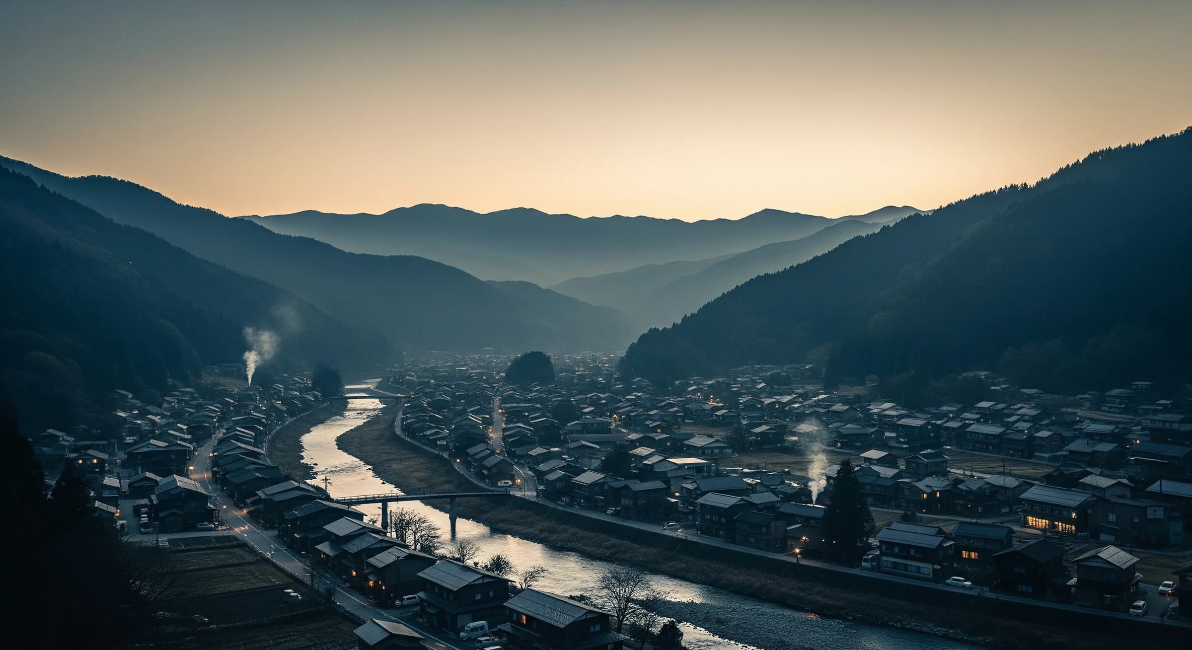 山あいの集落を見下ろす夕暮れの風景